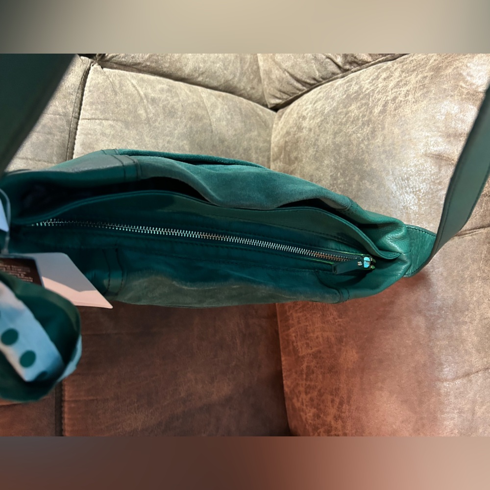 B. MAKOWSKY Giamma Emerald NWT
Leather and Suede Hobo Bag with dustbag - Picture 15 of 15